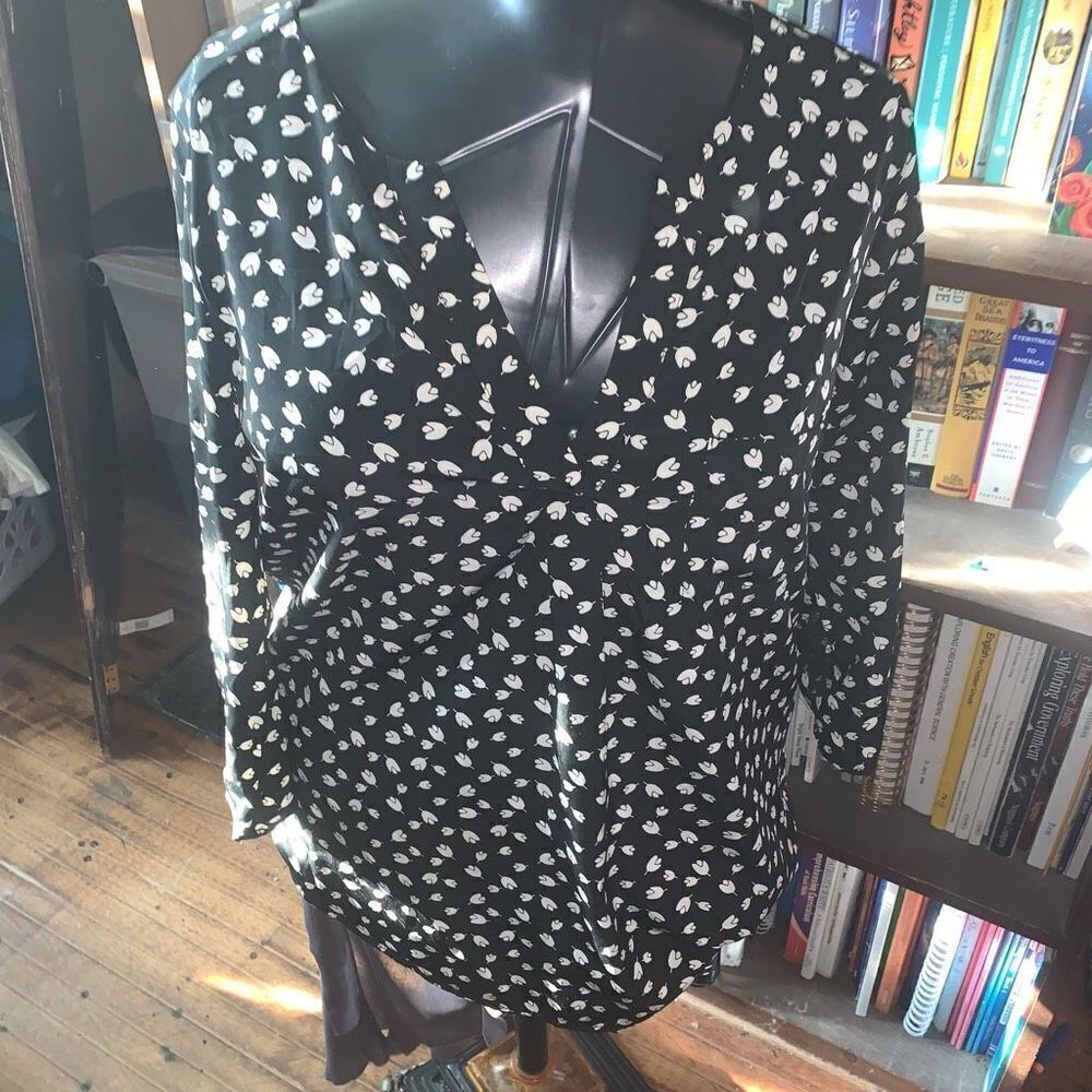 Pixley Stitchfix black and white tulip M split neck flowy blouse
